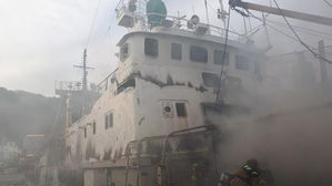 부산서 600t급 폐선박 화재&hellip;30분 만에 불길 잡아