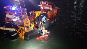 포항신항 앞바다 빠진 화물차 운전자 구조