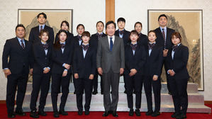 이 총리 "수원시 여자아이스하키팀, 올림픽 등서 큰 활약 해주길"