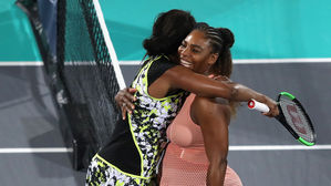 비너스, 동생 세리나 꺾고 무바달라 테니스 대회 우승