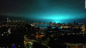 외계인 침공?"&hellip;푸른색 변한 뉴욕 밤하늘, 알고 보니 변압기 폭발