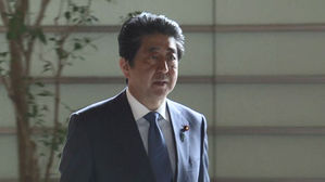 아베 "내달 푸틴 대통령과 평화조약 구체적 논의 원해"