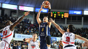 KCC, 1위 현대모비스 또 제압&hellip;상대 전적 3승 1패