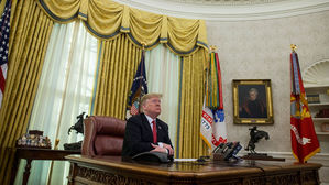 '나홀로 백악관' 트럼프 "민주, '대통령 괴롭히기'에만 골몰"