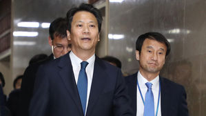 [영상] 국회 운영위 출석하며 임종석 "흰 것 검은 것 구분되길"