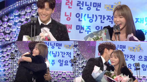 [SBS Star] Kim Jong-kook & Hong Jin Young Hug and Kiss After Winning the Best Couple Award
