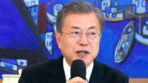 문 대통령 "조국 출석요구는 정치공세…정치적 논란 많았던 한해"