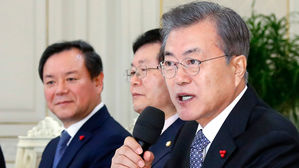 문 대통령 "조국 출석요구는 정치공세…정치적 논란 많았던 한해"