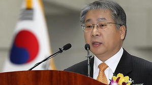 검찰, 김용덕 前 대법관 소환&hellip;징용소송 재판거래 의혹 추궁