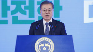 문 대통령 "우리경제 바꾸는 길 시간걸리고 불안해도 꼭 가야"