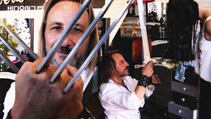 머리카락을 칼로 자르고 불로 자르는 이색 미용사