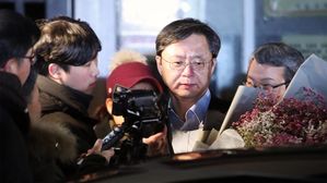 [영상] 꽃다발 받고 '옅은 미소'&hellip;우병우, 384일 만에 석방