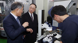 홍남기 "올해 우리경제 이끌 축은 수출…7천억 달러 달성"