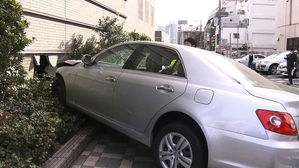 "브레이크를 착각" 건물로 돌진&hellip;日 노인 교통사고 골치