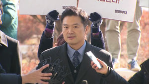 [풀영상] '특감반 의혹' 김태우 수사관 검찰 출석&hellip;"靑 범죄 밝혀지길"