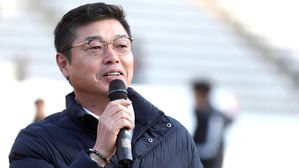 돌풍 일으킨 경남FC, 김종부 감독과 재계약