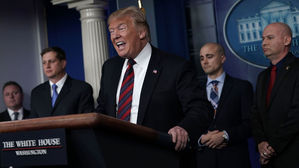 트럼프, 브리핑룸 깜짝 방문&hellip;"장벽 없이는 국경 안전 없어"