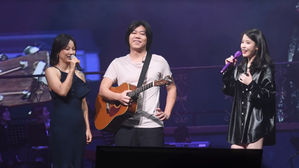 [SBS Star] VIDEO: Lee Hyo-ri Pays a Surprise Visit to IU's Concert!