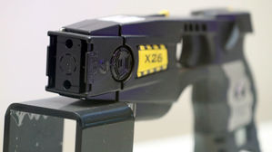 아파트서 흉기 난동 60대, 경찰이 테이저건 쏴 제압