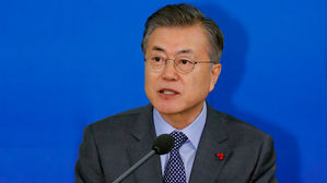 문 대통령 "일자리가 가장 시급…중기·벤처가 경제에 활력 줘야"