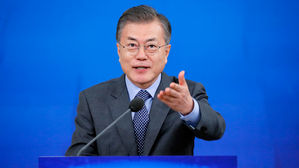 문 대통령 "일자리가 가장 시급…중기·벤처가 경제에 활력 줘야"