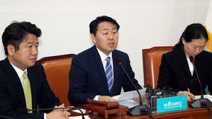 김관영 "장관 위 군림 靑 비서진 대폭 감축해야"