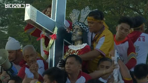 '블랙 나자렌 축제' 수백만 명이 달려드는 예수상의 정체는?