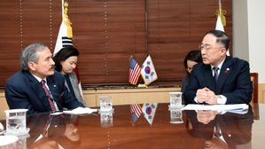 홍남기, 美대사와 면담&hellip;"車 관세부과 제외해달라"