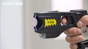 엇나간 테이저건, 경찰 대응 논란&hellip;"6개월에 한 번 훈련"