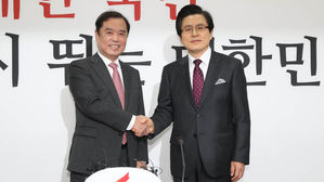 황교안 등장에 한국당 빼고 모두 "국정농단 큰 책임&hellip;도로친박당"