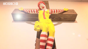 형이 왜 거기서&hellip;?! '맥도날드' 십자가상에 분노한 이스라엘