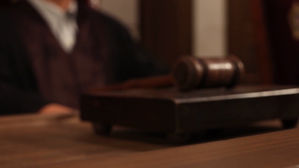 성매매 단속 맡겼더니 업소 운영&hellip;경찰 간부 재판에