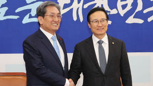 국회 찾은 노영민…與에 "모든 현안 협조" 野에 "긴밀히 소통"