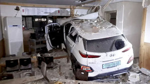 상가 1층으로 돌진한 만취 차량&hellip;50대 보행자 1명 사망