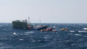 경북 영덕 앞바다서 79t 어선 침수…선원 13명 무사