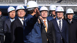 문 대통령, 울산 수소공장&middot;관광명소 들러 '지역경제 활력' 행보