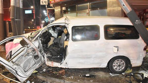 구로구 개봉동서 승합차가 전신주 들이받아&hellip;운전자 부상