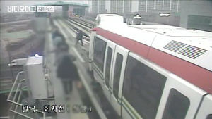 갑자기 멈춰선 의정부경전철&hellip;승객 선로 대피 '아찔'