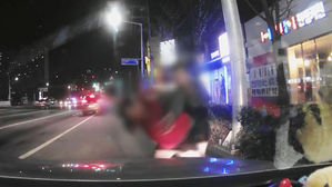 "손 뒤로 꺾고, 계속 폭행"&hellip;만취 승객에 맞는 택시기사