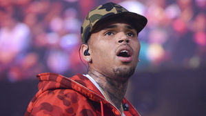 美 팝스타 크리스 브라운 파리서 성폭행 혐의로 체포