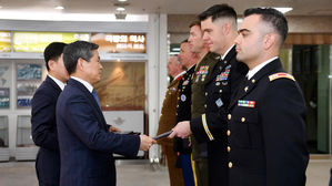 정경두, 유엔사 해밀턴 대령 등 8명 표창&hellip;"남북합의 이행 기여"