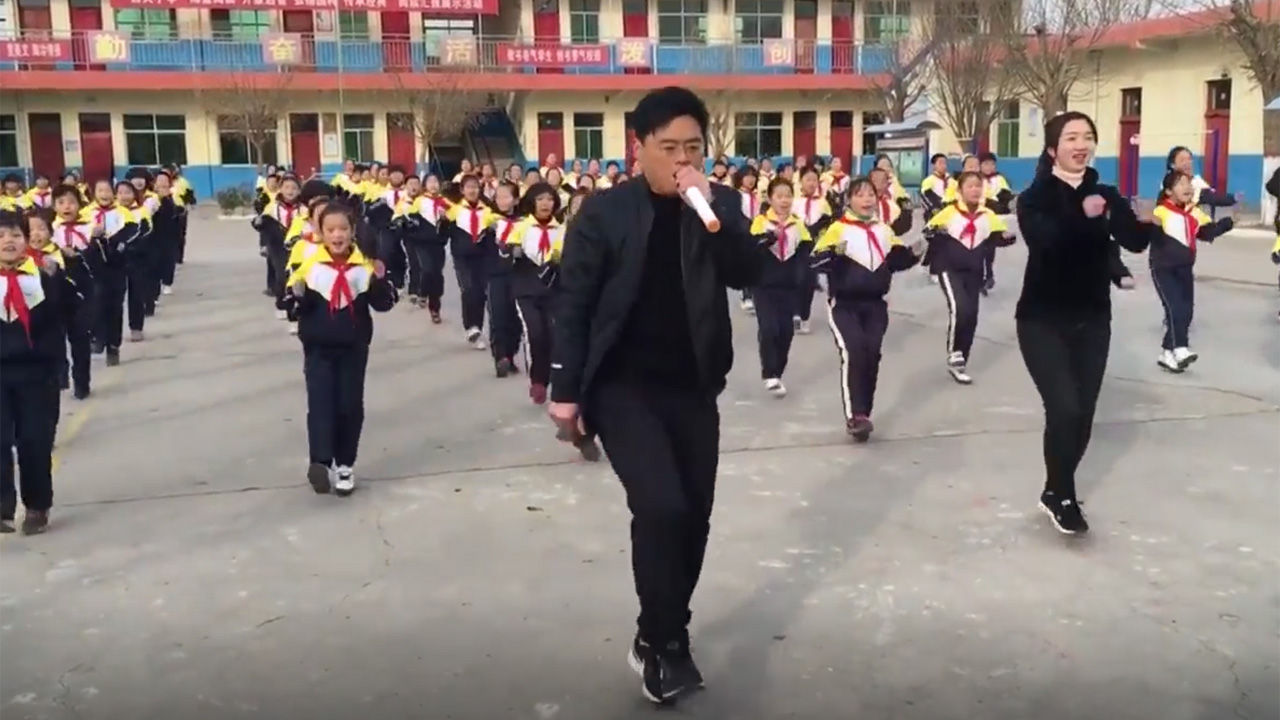 [영상] 이것이 대륙의 스타일&hellip;전교생 앞에서 '셔플 댄스' 추는 교장 선생님 '화제'