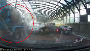 '15t 레미콘 돌진' 29대 연쇄 추돌&hellip;아수라장 된 도로