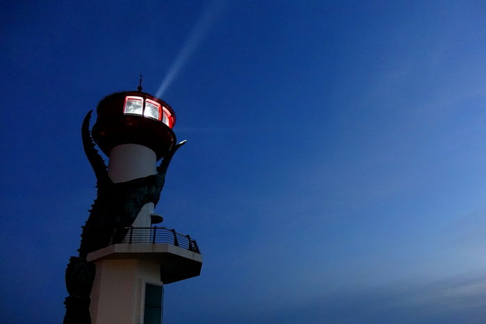 창포말등대는 푸른 새벽의 밤바다를 하염없이 바라보고 있었다.