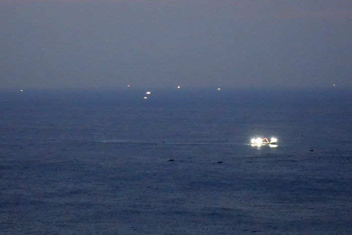 먹빛 바다에서는 만선의 꿈을 키우는 어선들만 오락가락 한다.