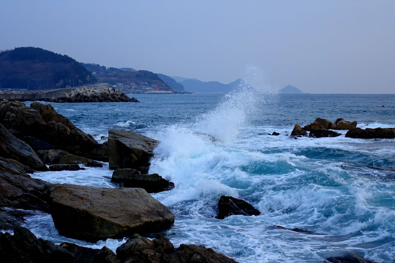 미명의 바다는 파도 소리로 그곳이 바다임을 알린다.