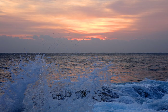 수평선 너머의 하늘이 붉게 물들기 시작한다.