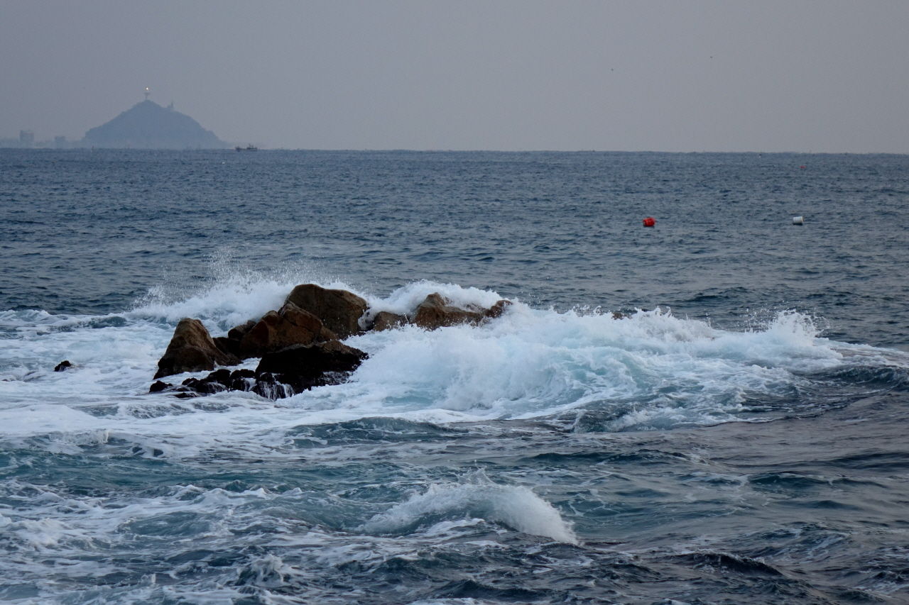 삿갓을 뒤집어 놓은 듯이 누워있는 죽도산(竹島山)이 아득하다.