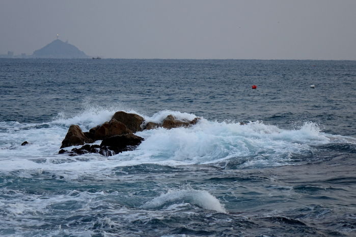 삿갓을 뒤집어 놓은 듯이 누워있는 죽도산(竹島山)이 아득하다.