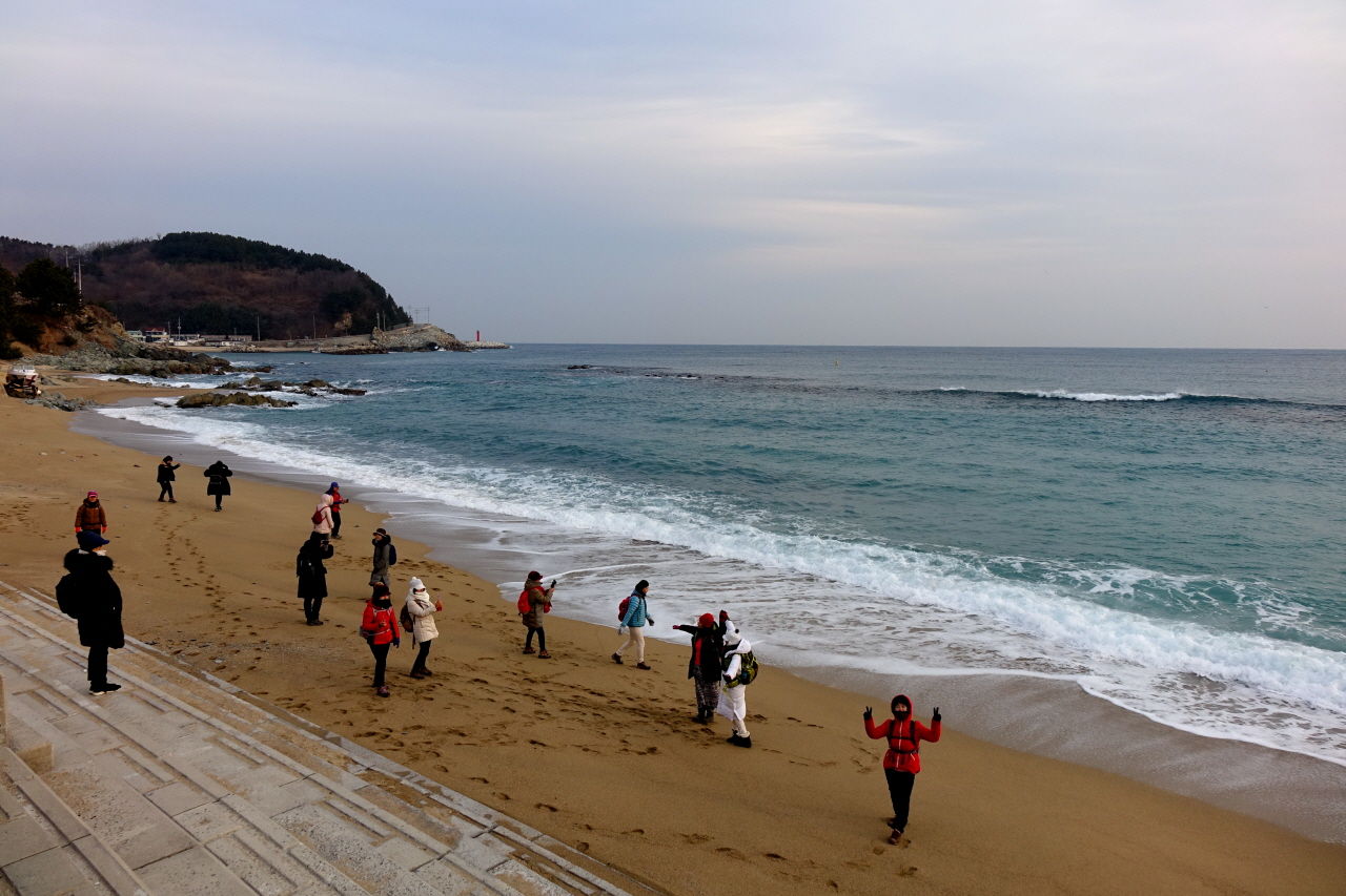 오보해수욕장. 길을 걷다 만나는 해수욕장은 또 다른 덤이다.